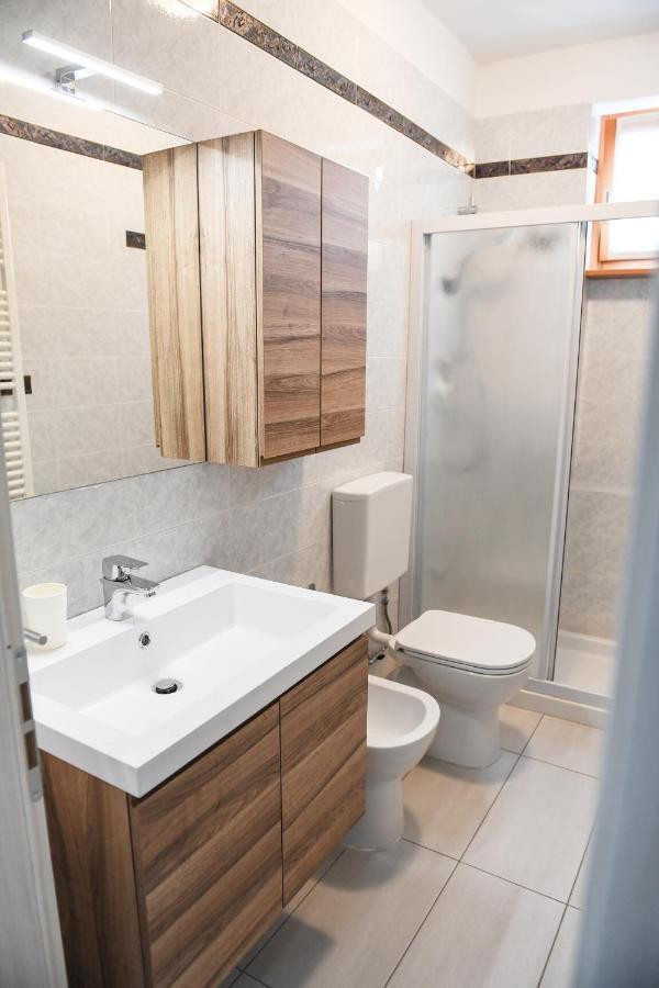 Blue Apartment - A Due Passi Dal Lago, Parcheggio Privato 라찌제 외부 사진