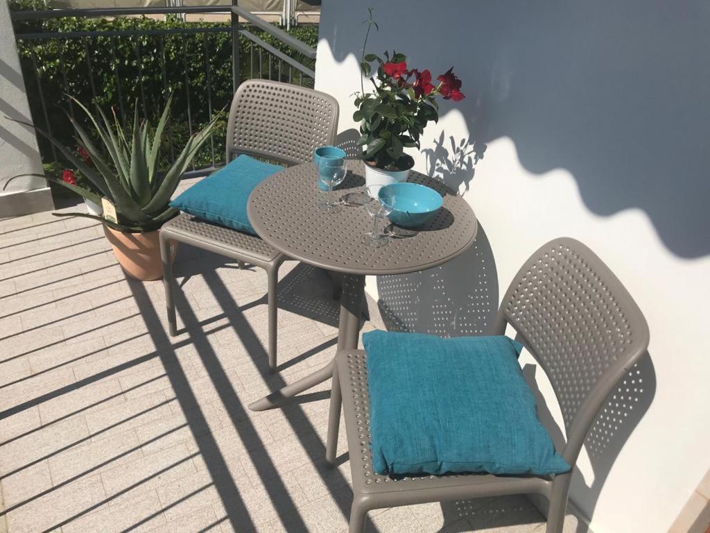 Blue Apartment - A Due Passi Dal Lago, Parcheggio Privato 라찌제 외부 사진